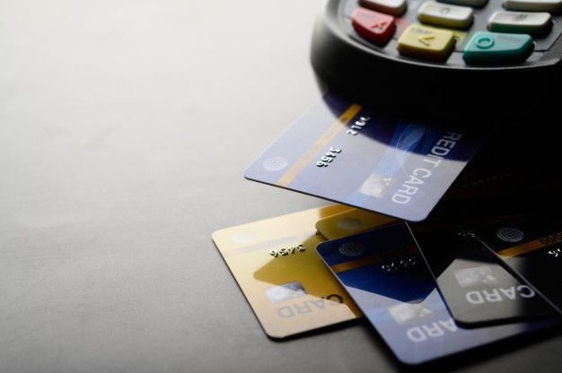 Cartões de crédito e débito deixam de usar banda magnética até 2021